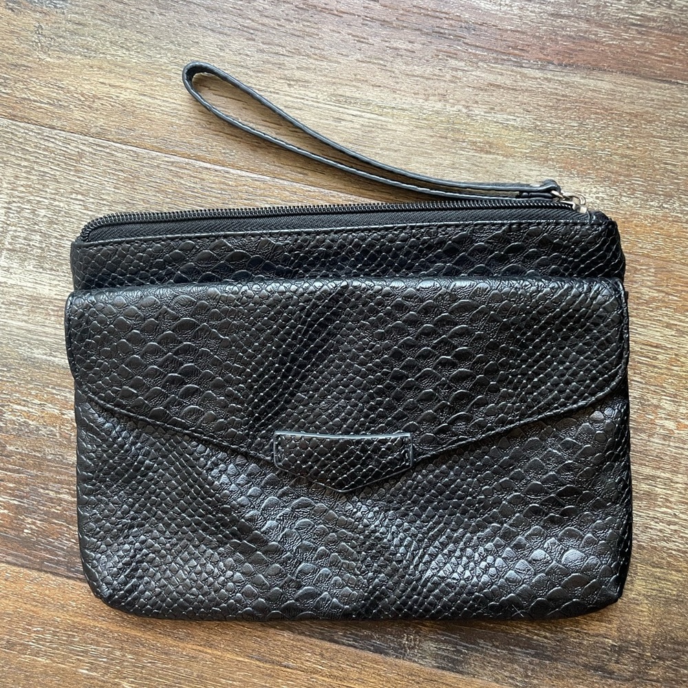 Express Wristlet in Black